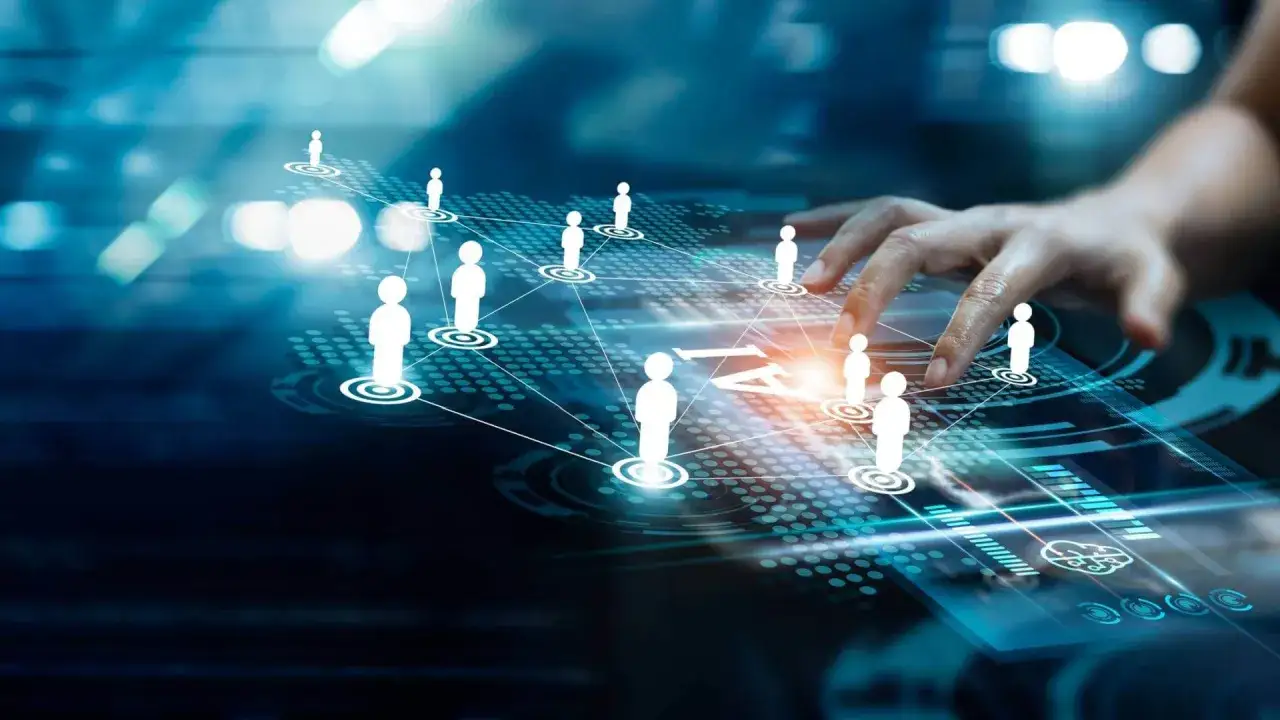 Dita che interagiscono con una rete globale di persone, un'ispirazione per come aprire un business online.