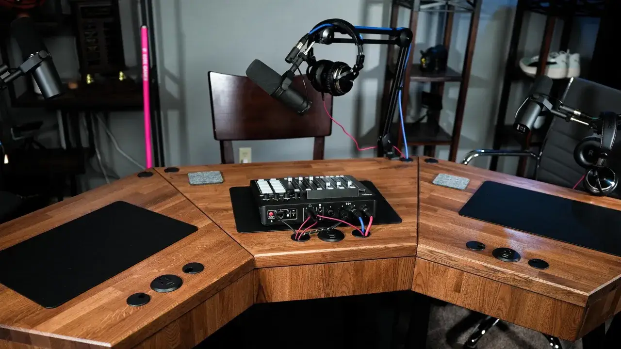 Postazione da podcast con microfoni, cuffie e mixer. Tutto l'occorrente per capire come fare un podcast di successo e creare contenuti di qualità.