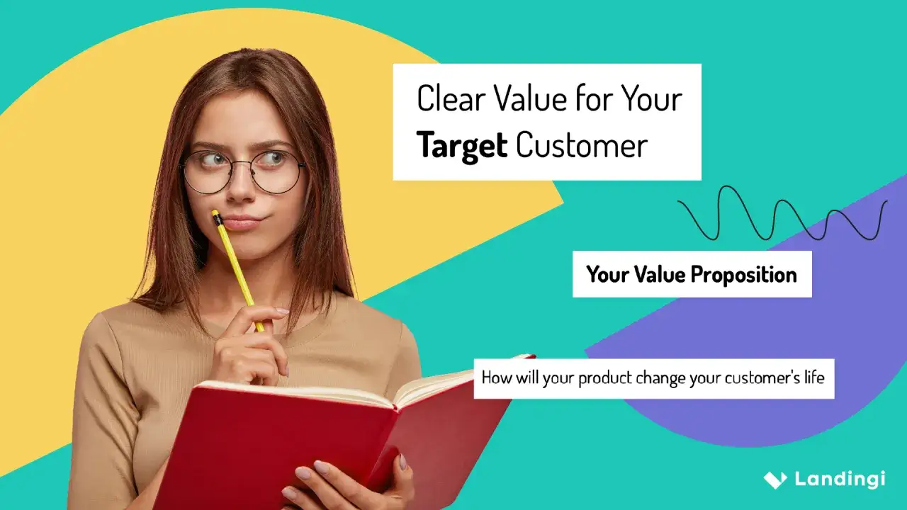 Ragazza con libro rosso e matita riflette sul valore per il suo target customer e sulla value proposition.