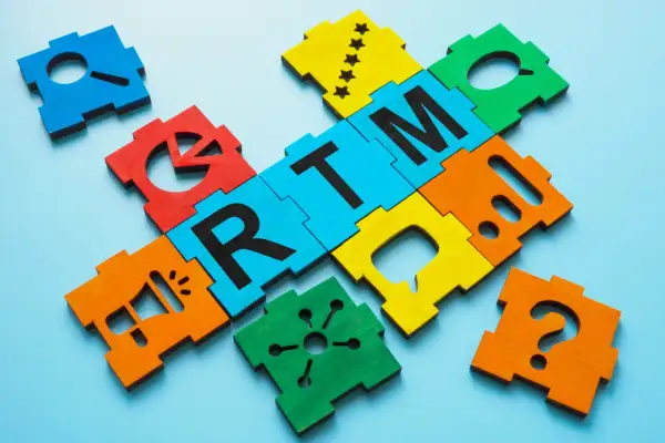 Pezzi colorati del puzzle formano la parola "RTM", con icone di marketing come megafono e punto interrogativo.