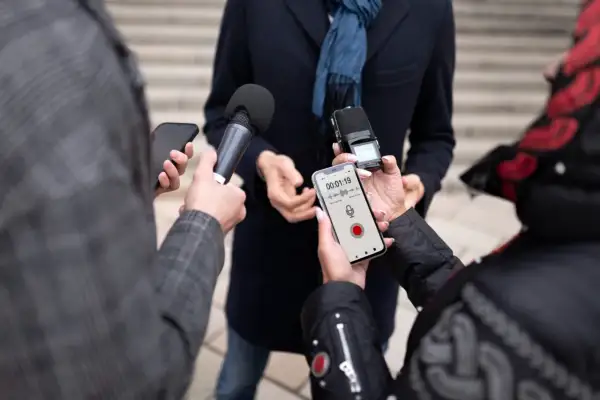 Intervista con microfoni e smartphone in registrazione: ecco come si diventa giornalista, raccogliendo testimonianze e storie.