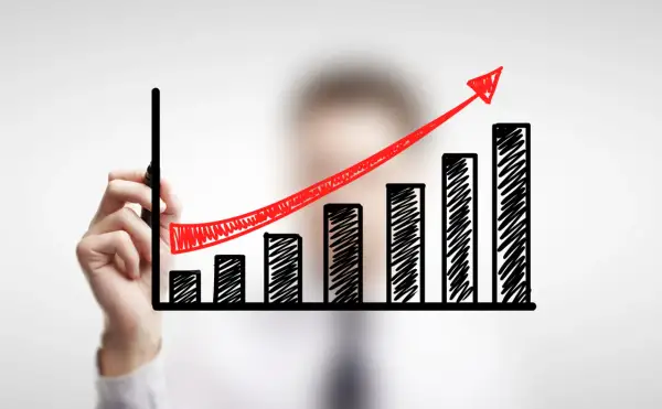 Grafico a barre con freccia rossa in crescita, simbolo di successo per le aziende innovative.