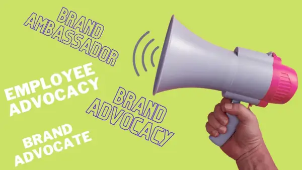 Megafono in mano, che amplifica concetti come "Employee Advocacy", "Brand Ambassador" e "Brand Advocate".