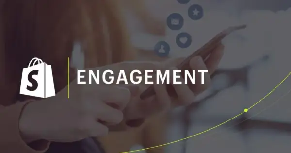 Logo Shopify e parola "ENGAGEMENT" su sfondo sfocato con icone social. Strategie di engagement marketing per far crescere il tuo business.