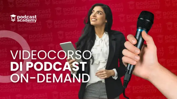 Donna con tablet e microfono, pronta per il suo corso podcasting online. Impara a creare contenuti audio.
