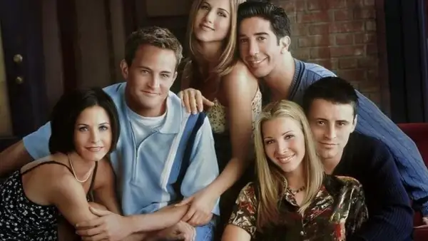 Il cast di Friends, iconici esempi di sitcom, sorridono insieme.