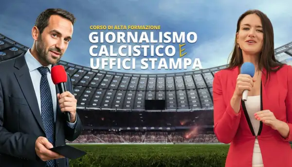Presentatori con microfoni in uno stadio. Titolo: "Corso di alta formazione: Giornalismo calcistico e uffici stampa".