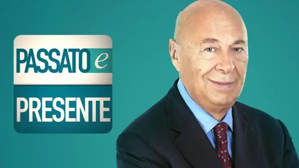 Il giornalista storico Bruno Vespa sorride accanto al logo di "Passato e Presente".