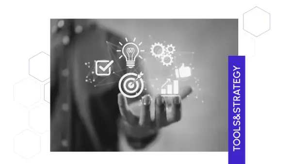 Mano che offre icone di successo: spunta, lampadina, ingranaggi, pollice in su, grafico e bersaglio. Concetti chiave per la marketing intelligence.