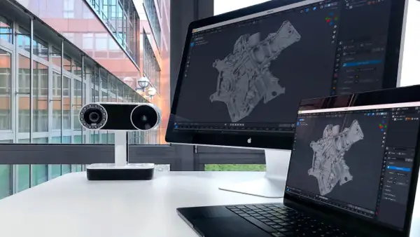 Un Mac con programmi di grafica 3D aperto, mostra un motore in fase di modellazione.
